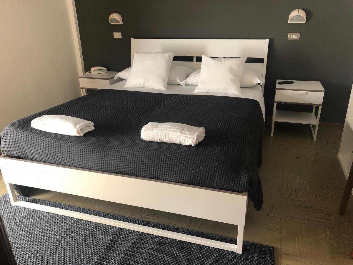 Hotel Aplo - Breakfast Experience 切尔维亚 外观 照片