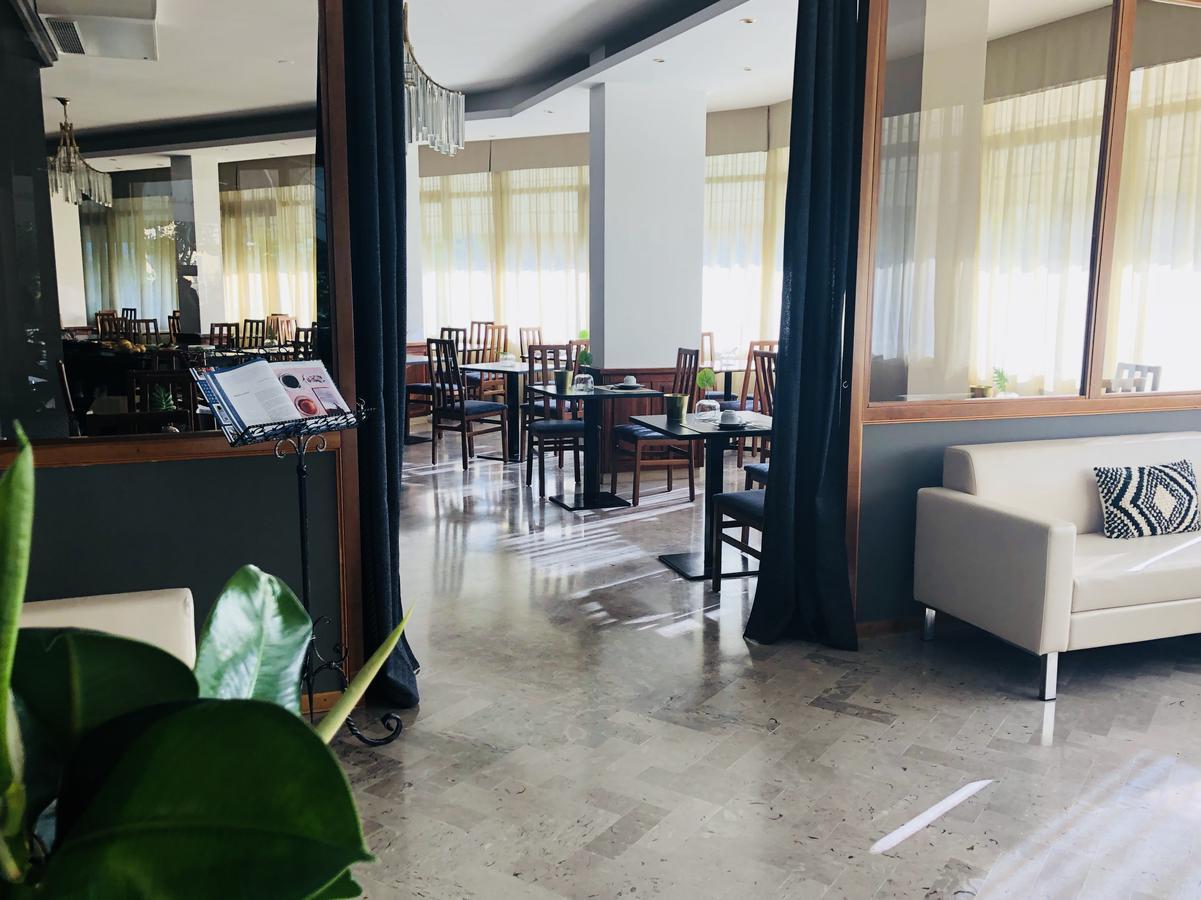 Hotel Aplo - Breakfast Experience 切尔维亚 外观 照片