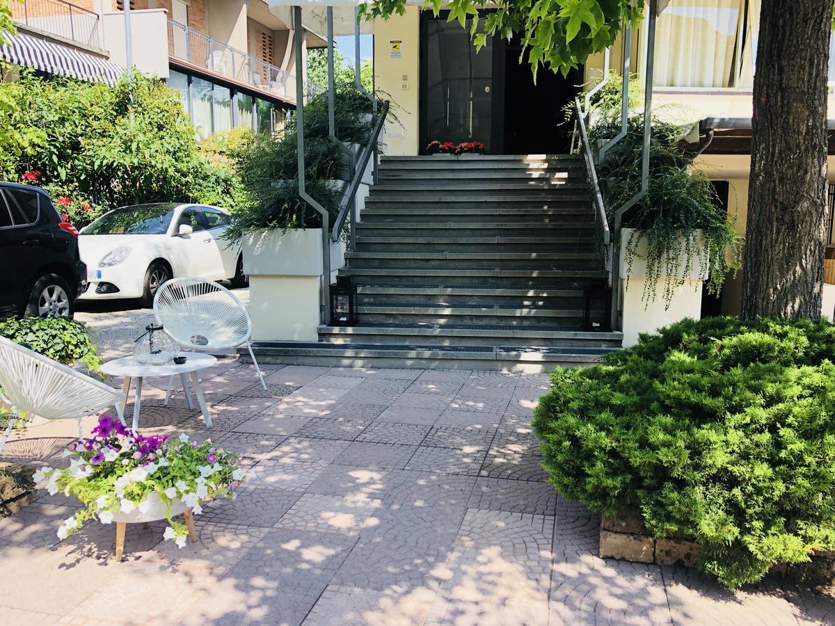 Hotel Aplo - Breakfast Experience 切尔维亚 外观 照片